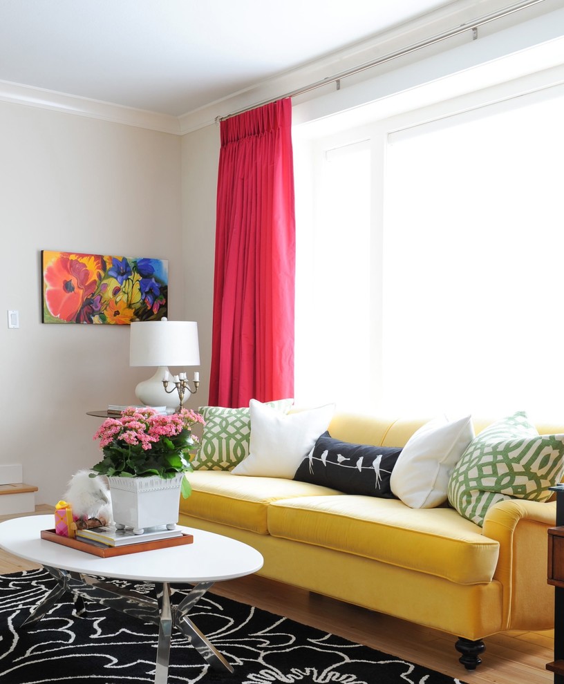 Mittelgroßes, Repräsentatives, Fernseherloses, Abgetrenntes Klassisches Wohnzimmer mit weißer Wandfarbe, Laminat und Kamin in Vancouver