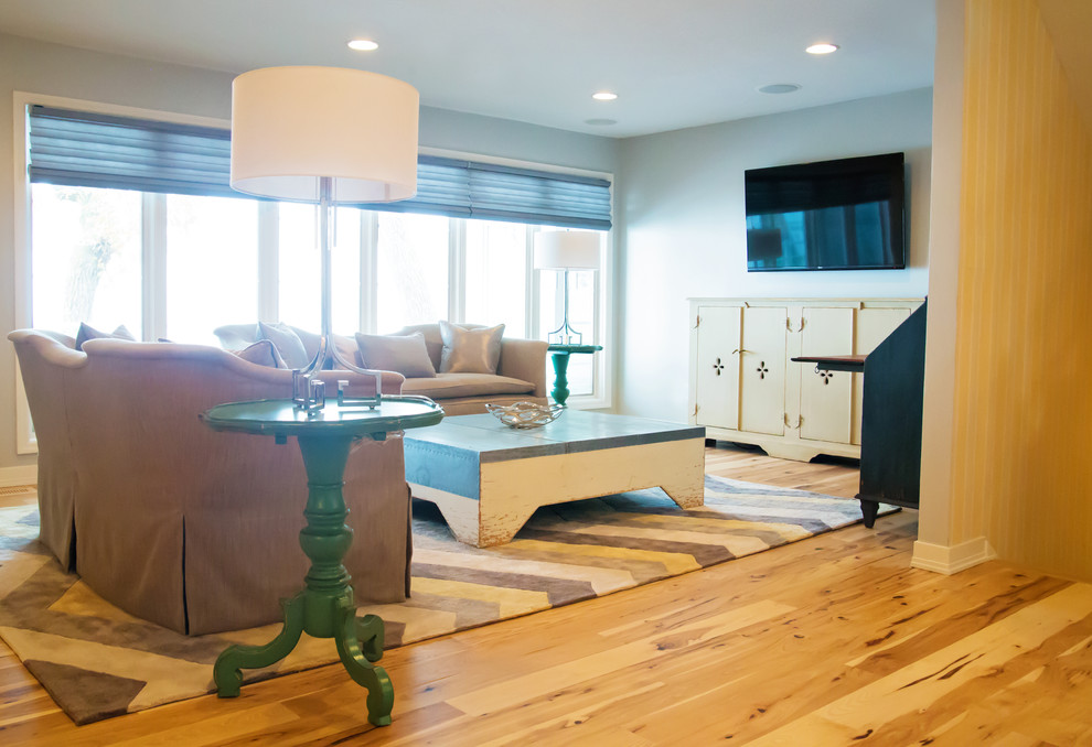 Стильный дизайн: открытая гостиная комната в морском стиле с серыми стенами, светлым паркетным полом и телевизором на стене - последний тренд