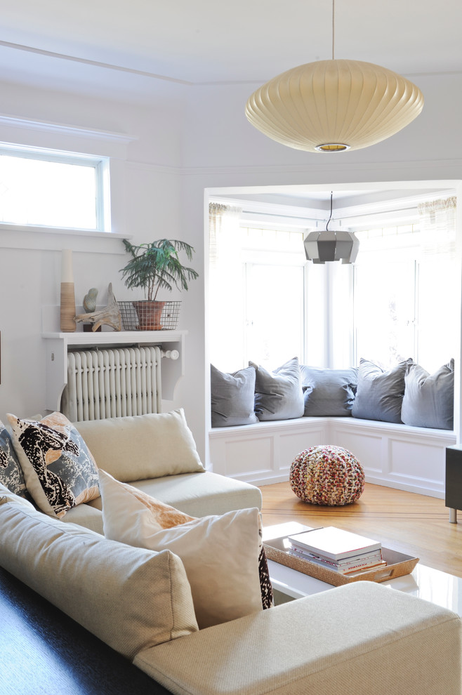 Idee per un soggiorno boho chic con pareti bianche e pavimento in legno massello medio