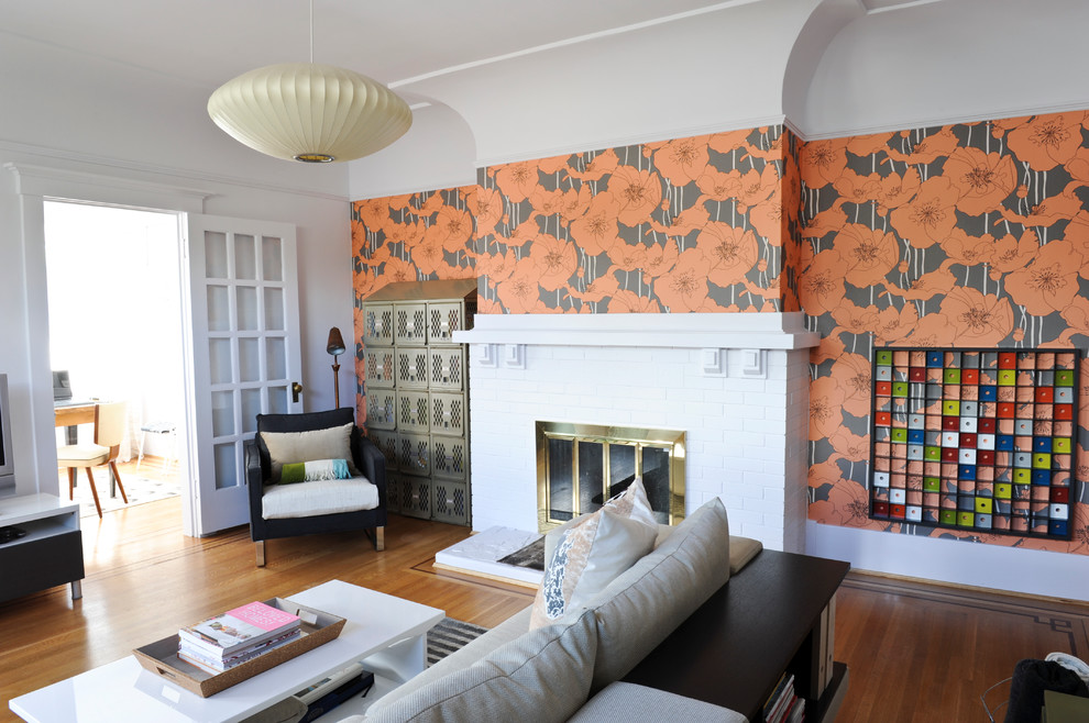 Источник вдохновения для домашнего уюта: гостиная комната в стиле фьюжн с стандартным камином, фасадом камина из кирпича и акцентной стеной без телевизора