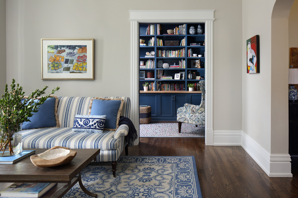 Mittelgroßes Klassisches Wohnzimmer mit beiger Wandfarbe, braunem Holzboden, Kamin, Kaminumrandung aus Stein und braunem Boden in Nashville