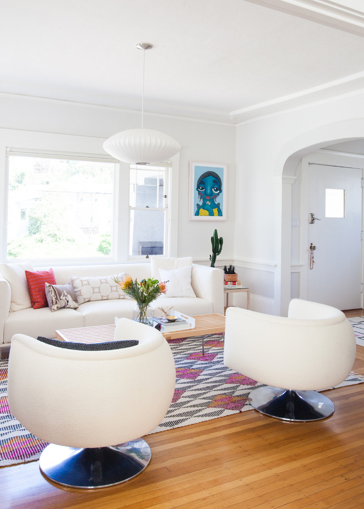 Mittelgroßes, Offenes Retro Wohnzimmer mit bunten Wänden, braunem Holzboden und braunem Boden in San Francisco
