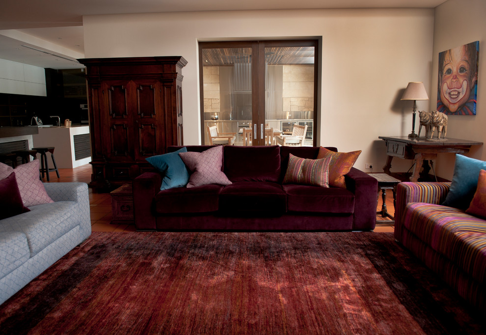 Стильный дизайн: большая парадная, изолированная гостиная комната в стиле фьюжн с полом из терракотовой плитки - последний тренд