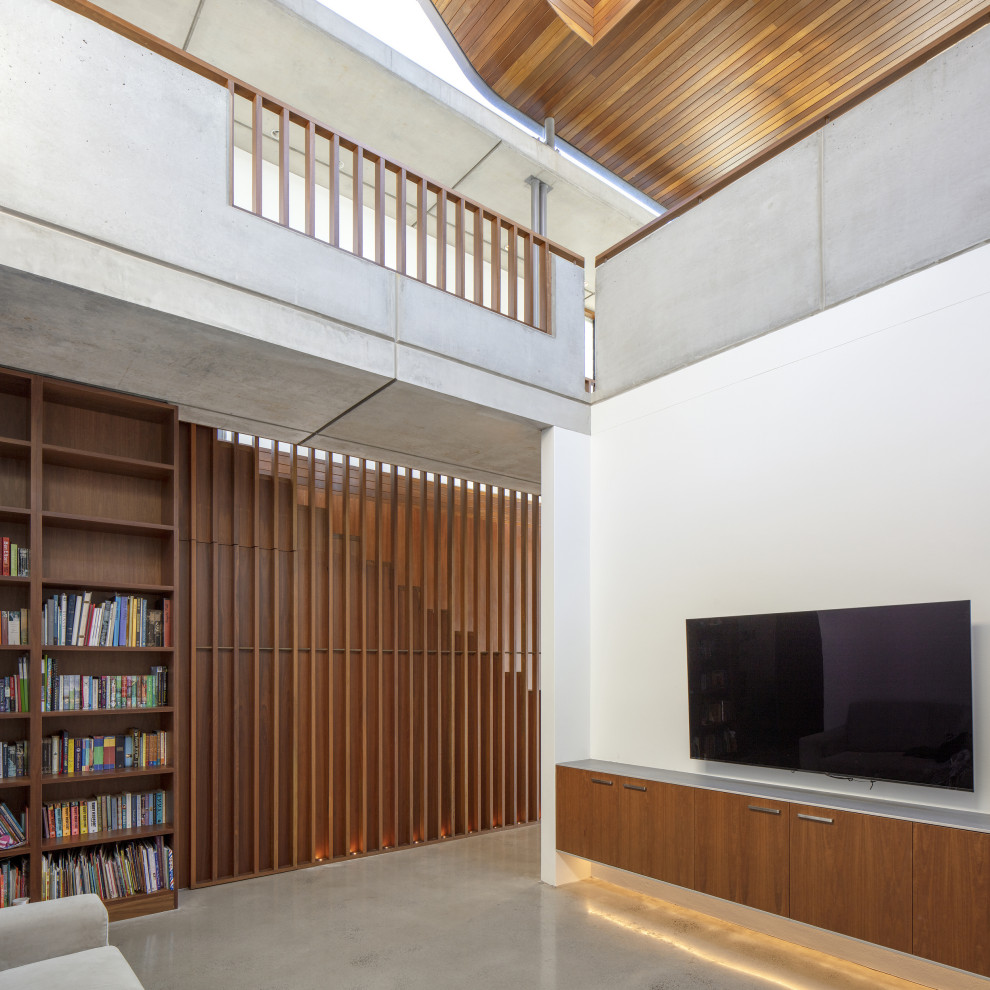 Großes, Offenes Modernes Wohnzimmer mit weißer Wandfarbe, Betonboden, grauem Boden und Holzdielendecke in Sydney
