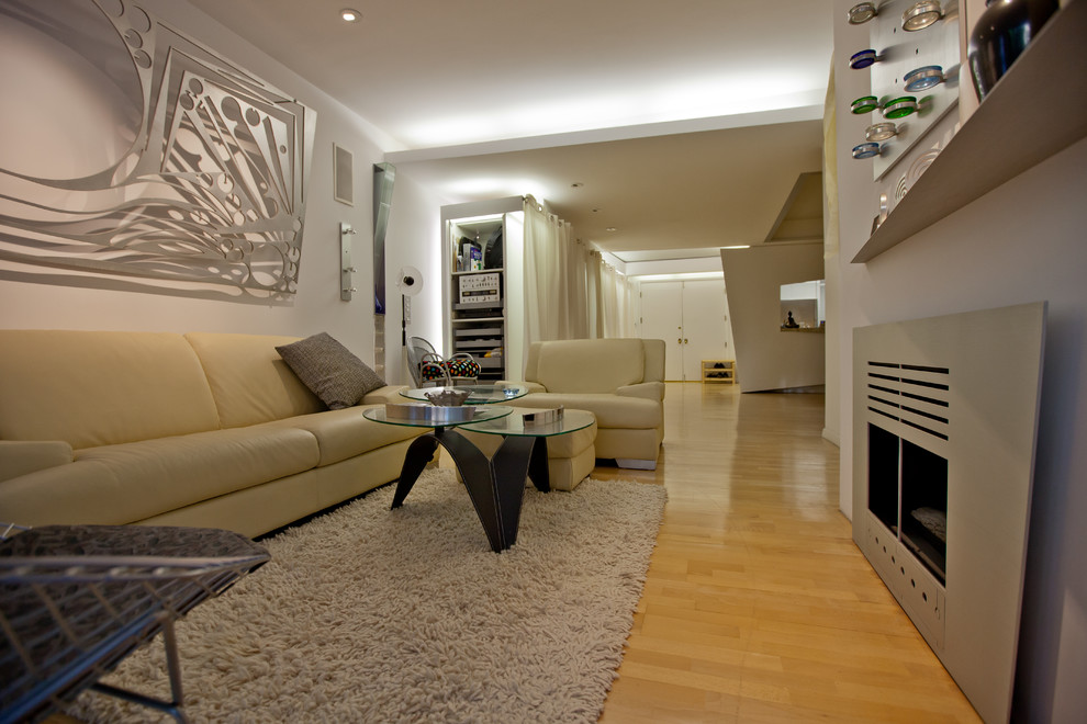 Modelo de salón minimalista con suelo de madera clara
