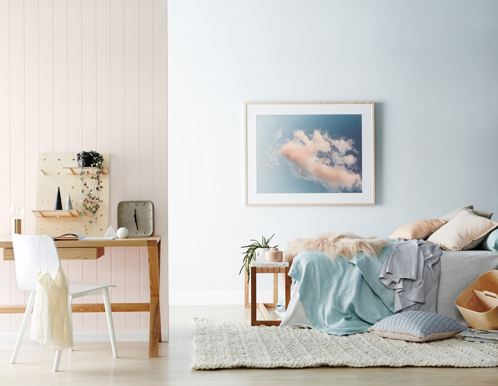 Стильный дизайн: гостиная комната в скандинавском стиле с розовыми стенами - последний тренд