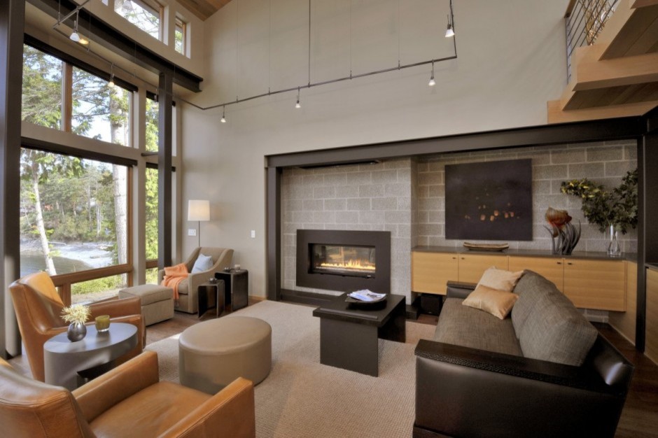 Mittelgroßes, Offenes Modernes Wohnzimmer mit brauner Wandfarbe, braunem Holzboden, Kamin und Kaminumrandung aus Backstein in Seattle