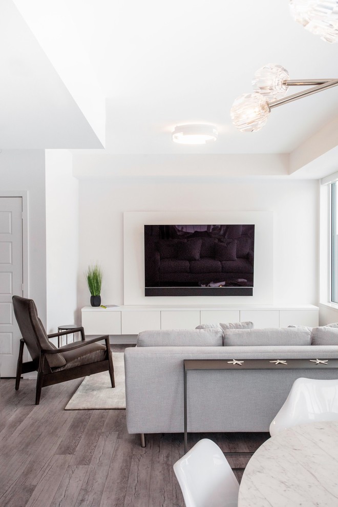 Kleines Modernes Wohnzimmer mit weißer Wandfarbe, Laminat und braunem Boden in Toronto