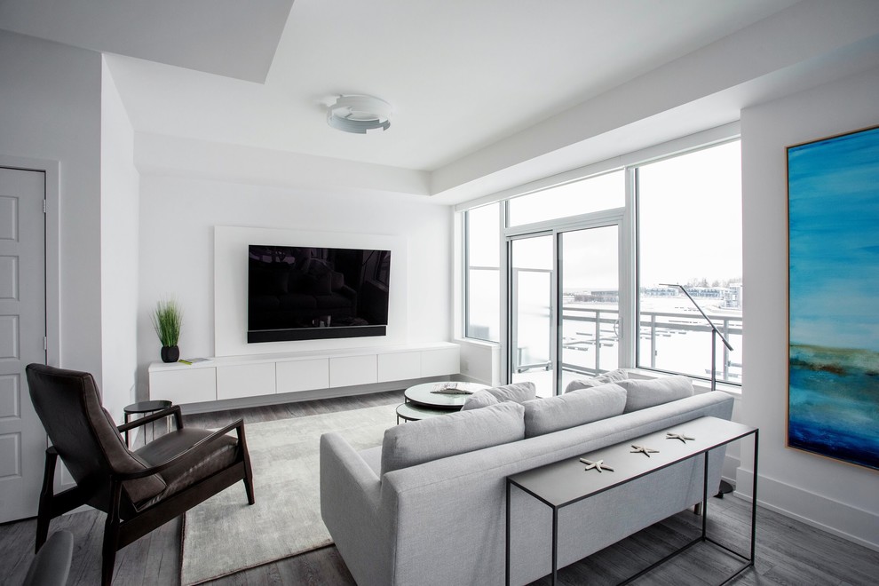 Kleines Modernes Wohnzimmer mit weißer Wandfarbe, Laminat und braunem Boden in Toronto