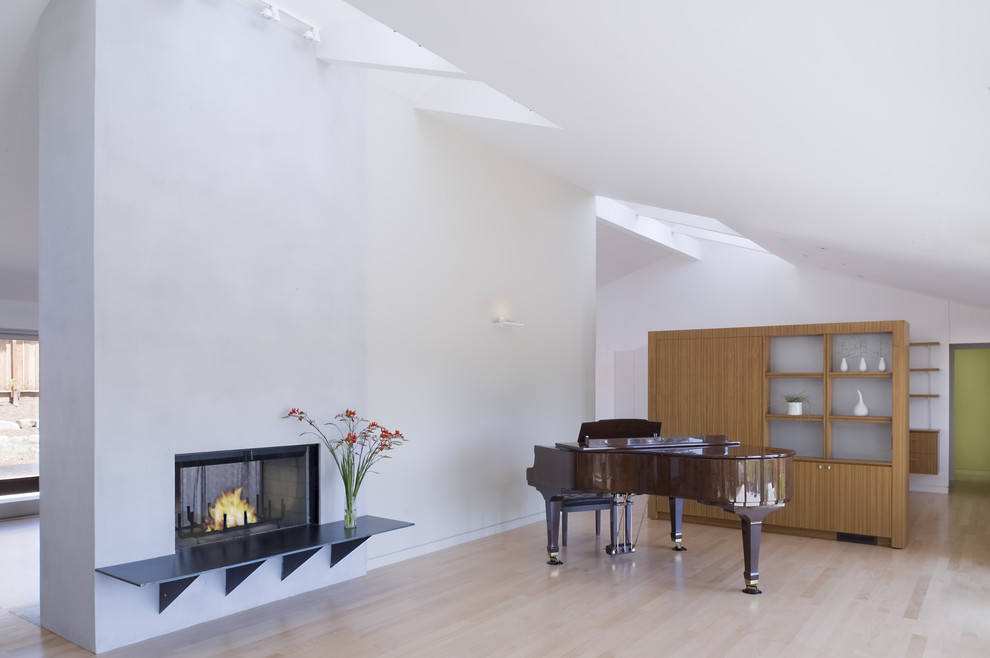 Diseño de salón minimalista con paredes blancas y chimenea de doble cara