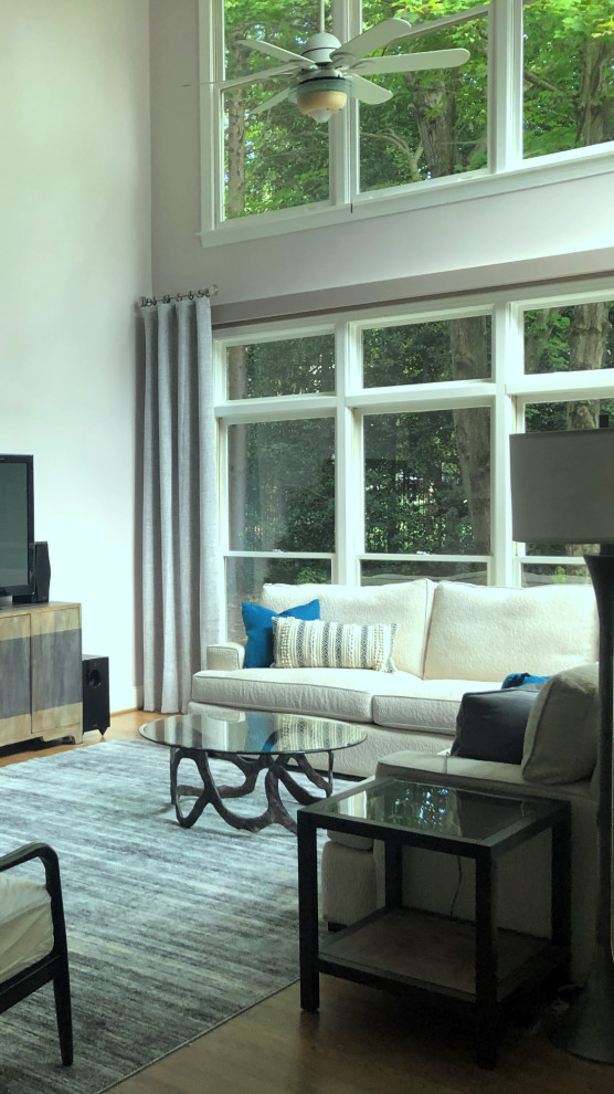 Foto di un grande soggiorno design aperto con parquet chiaro e camino classico