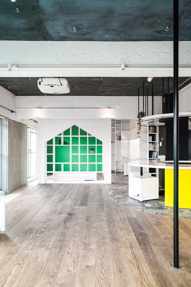 Imagen de salón para visitas abierto contemporáneo de tamaño medio sin chimenea y televisor con paredes blancas y suelo de madera clara