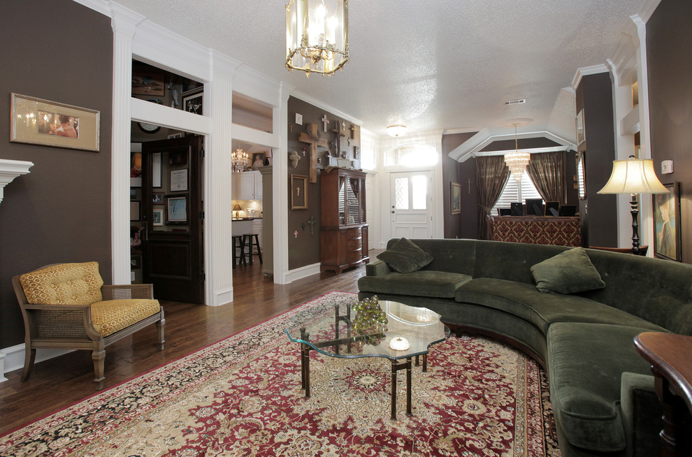 Eklektisches Wohnzimmer mit grauer Wandfarbe und dunklem Holzboden in Dallas