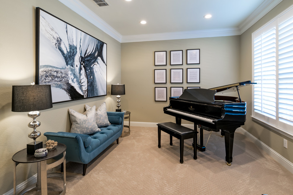 Idee per un soggiorno classico di medie dimensioni e aperto con sala della musica, moquette e pavimento beige