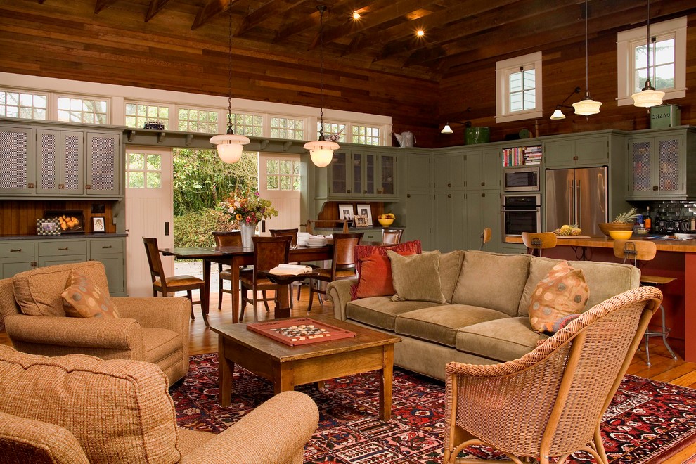 Diseño de salón abierto de estilo de casa de campo sin chimenea con paredes marrones y suelo de madera en tonos medios