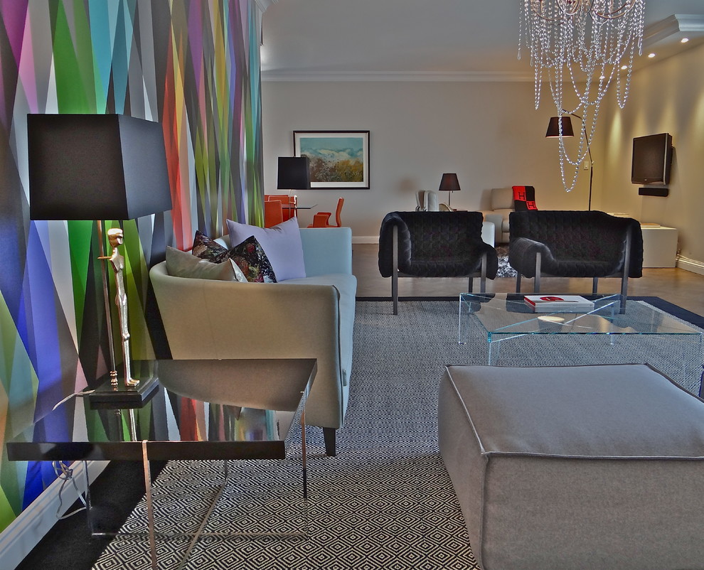 На фото: большая парадная, открытая гостиная комната в современном стиле с разноцветными стенами и темным паркетным полом без камина, телевизора с