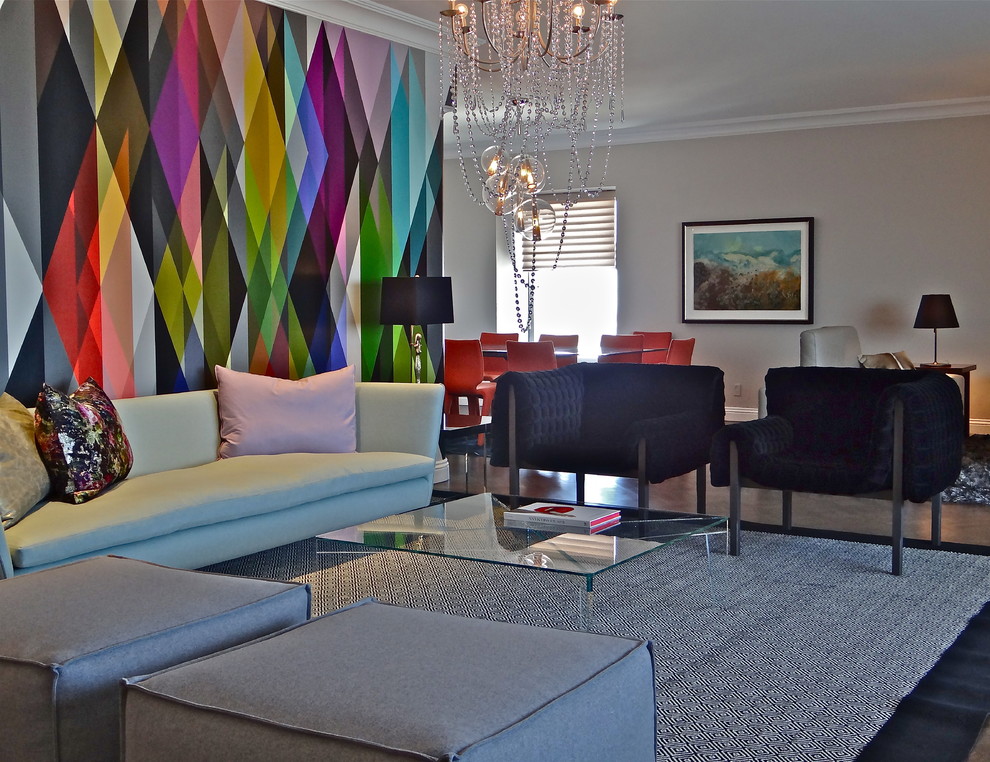 Идея дизайна: большая парадная, открытая гостиная комната в современном стиле с разноцветными стенами и темным паркетным полом без камина, телевизора