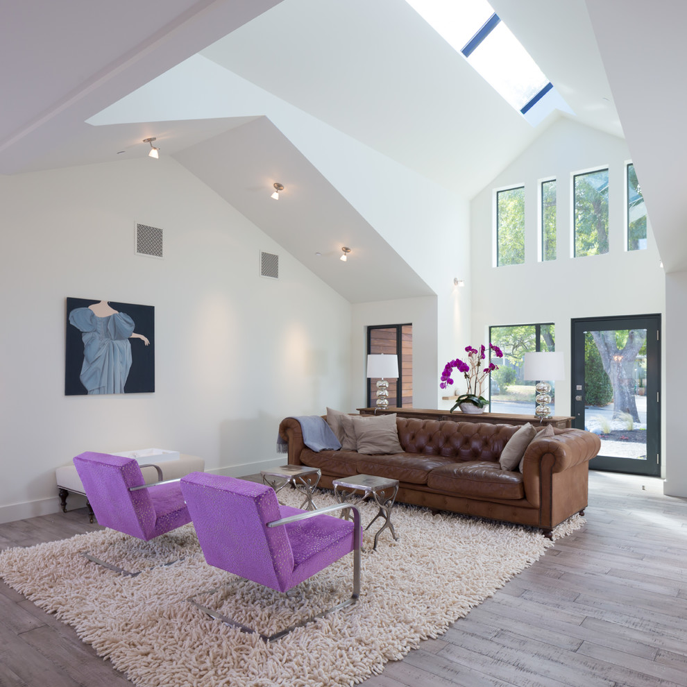 Foto de salón para visitas abierto contemporáneo con paredes blancas y suelo de madera en tonos medios