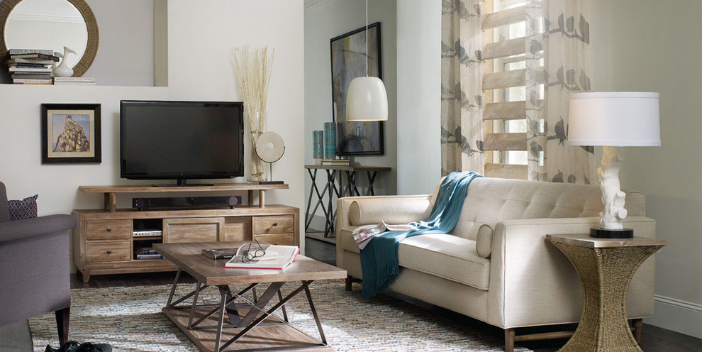 Foto di un soggiorno chic di medie dimensioni e aperto con pareti grigie, parquet scuro e TV autoportante