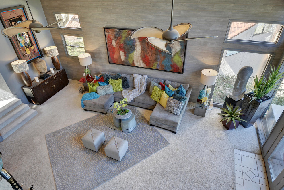Repräsentatives, Fernseherloses Modernes Wohnzimmer im Loft-Stil mit grauer Wandfarbe, Teppichboden, Kamin, Kaminumrandung aus Backstein und beigem Boden in Austin
