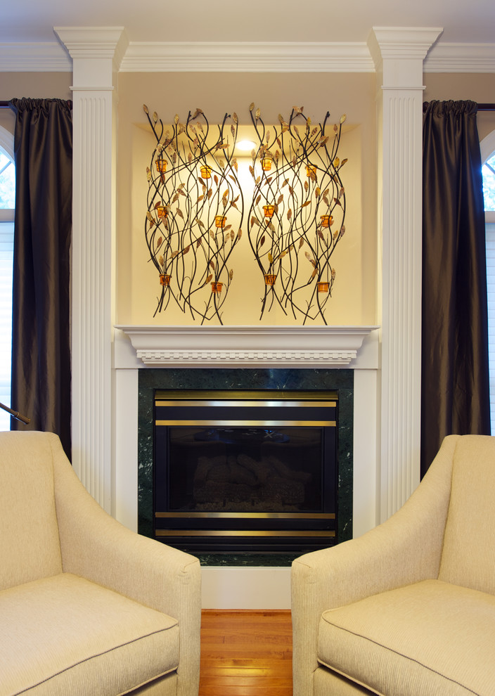 Стильный дизайн: изолированная гостиная комната среднего размера в современном стиле с желтыми стенами, паркетным полом среднего тона, стандартным камином и красным полом - последний тренд