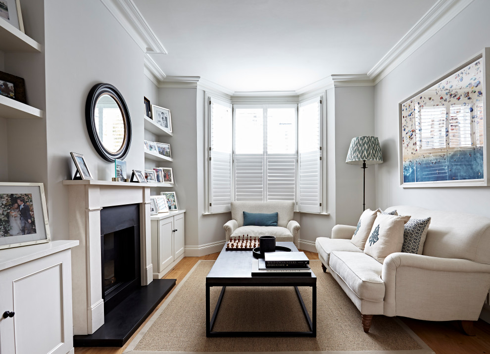 Источник вдохновения для домашнего уюта: гостиная комната в классическом стиле с серыми стенами, паркетным полом среднего тона, стандартным камином и коричневым полом