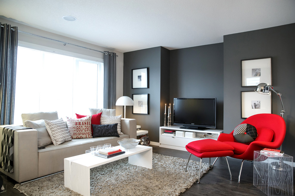 На фото: гостиная комната в современном стиле с серыми стенами и темным паркетным полом с