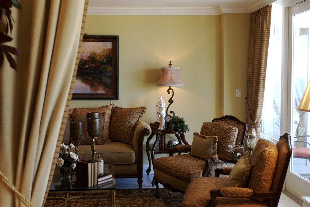 Esempio di un grande soggiorno vittoriano chiuso con sala formale, pareti multicolore, pavimento in travertino, nessuna TV e pavimento beige