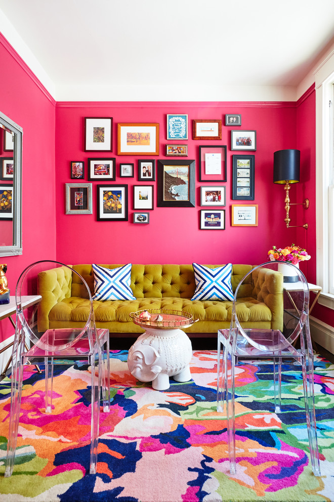 Immagine di un soggiorno boho chic con sala formale, pareti rosa, nessun camino, nessuna TV e tappeto