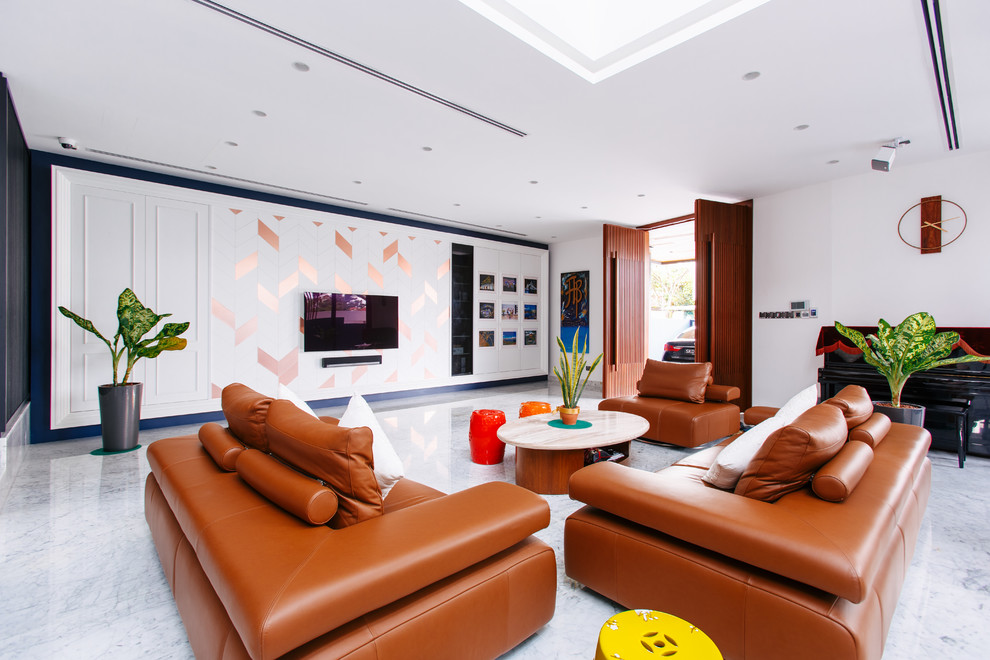 На фото: гостиная комната в стиле фьюжн с белыми стенами, телевизором на стене, белым полом и обоями за телевизором