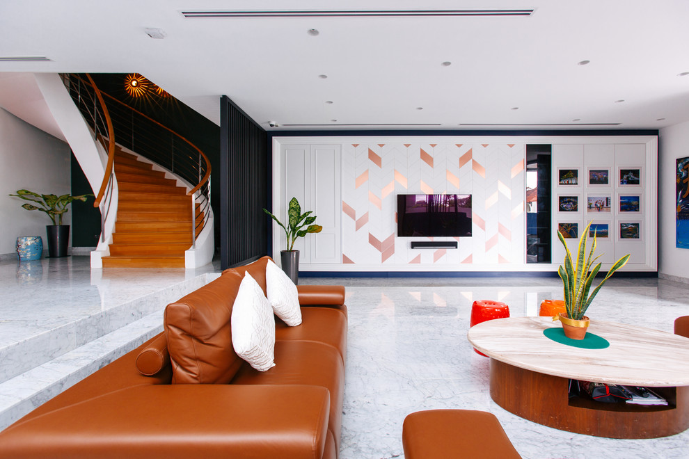 Inspiration för moderna vardagsrum, med vita väggar, en väggmonterad TV och vitt golv