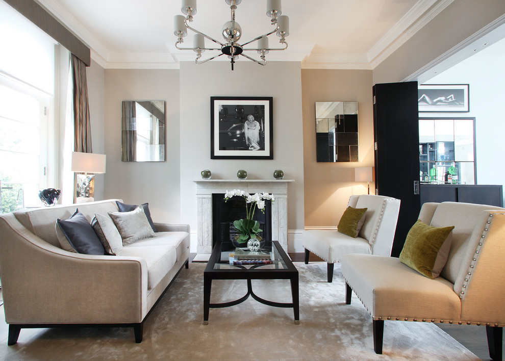 На фото: парадная гостиная комната среднего размера в современном стиле с серыми стенами и стандартным камином с