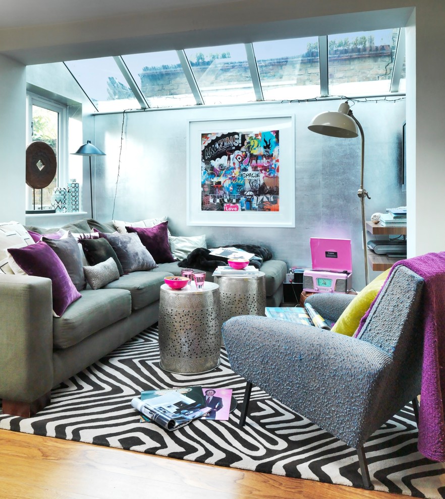 Kleines, Offenes Modernes Wohnzimmer mit grauer Wandfarbe und braunem Holzboden in London