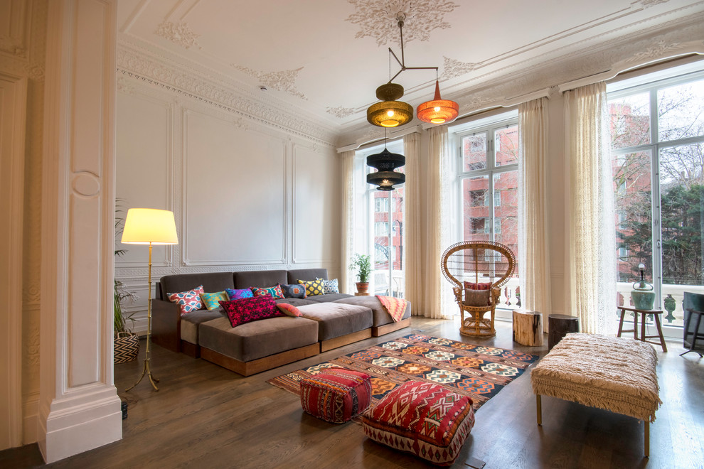 Exemple d'un grand salon éclectique ouvert avec un mur blanc, une salle de réception, un sol marron et parquet foncé.