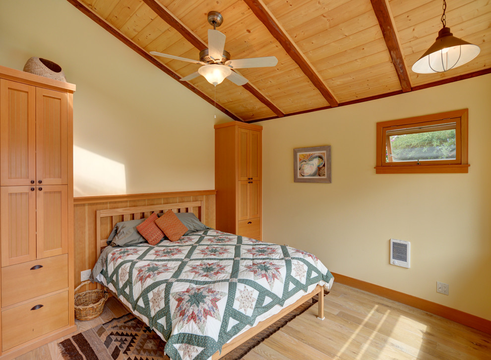 Immagine di un soggiorno stile marino aperto con pareti gialle e parquet chiaro
