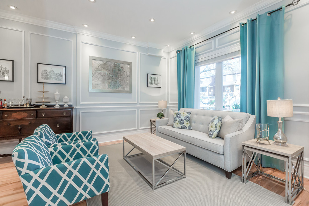 Стильный дизайн: парадная гостиная комната в стиле неоклассика (современная классика) с серыми стенами, паркетным полом среднего тона, коричневым полом и синими шторами - последний тренд