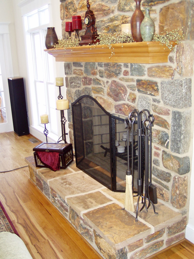 Exempel på ett rustikt vardagsrum, med mellanmörkt trägolv