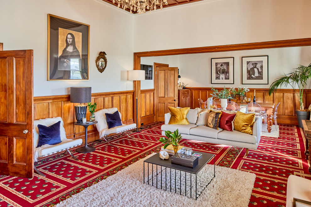 Foto di un soggiorno boho chic chiuso con pareti bianche, pavimento rosso, soffitto in legno e boiserie