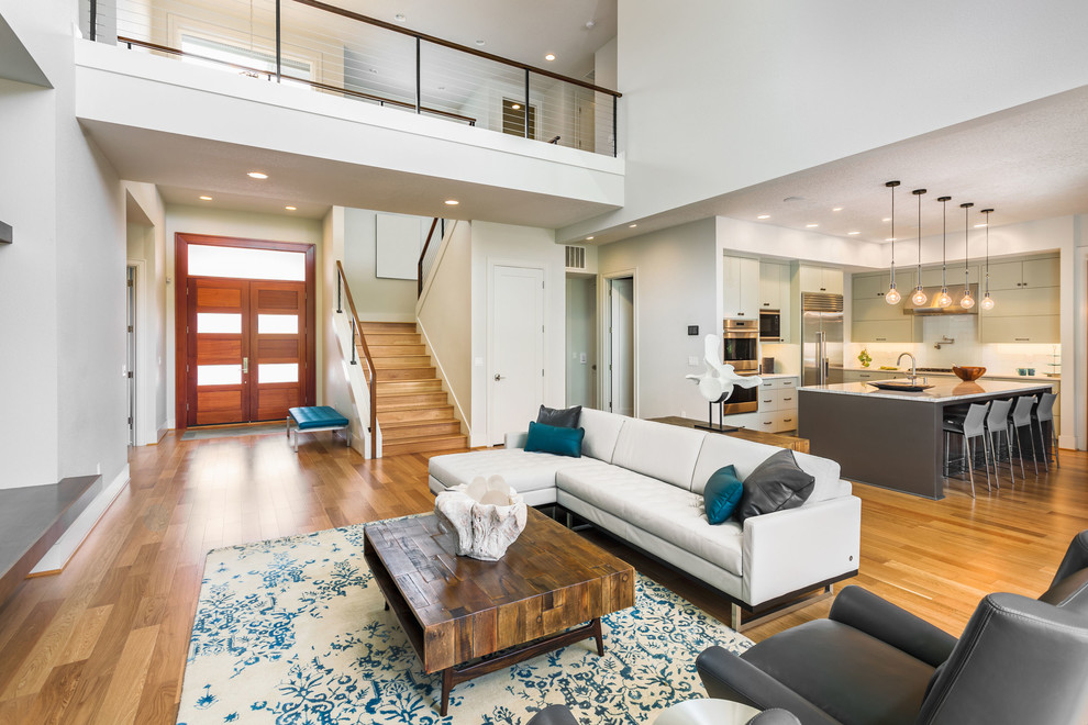 Offenes Modernes Wohnzimmer mit grauer Wandfarbe, braunem Holzboden und braunem Boden in Ottawa