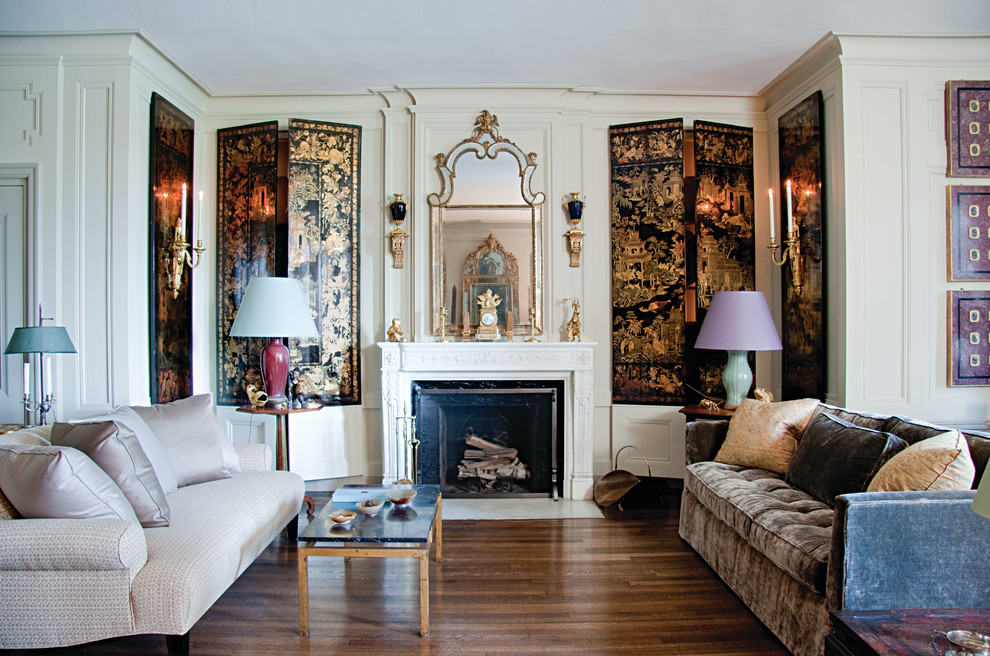 Modelo de salón tradicional con suelo de madera oscura y todas las chimeneas