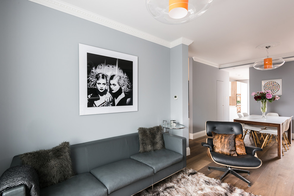 Geräumiges, Offenes Modernes Wohnzimmer mit braunem Holzboden und grauer Wandfarbe in London