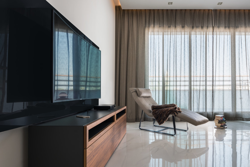 Geräumiges, Offenes Modernes Wohnzimmer ohne Kamin mit blauer Wandfarbe, Marmorboden, freistehendem TV und grauem Boden in Sonstige