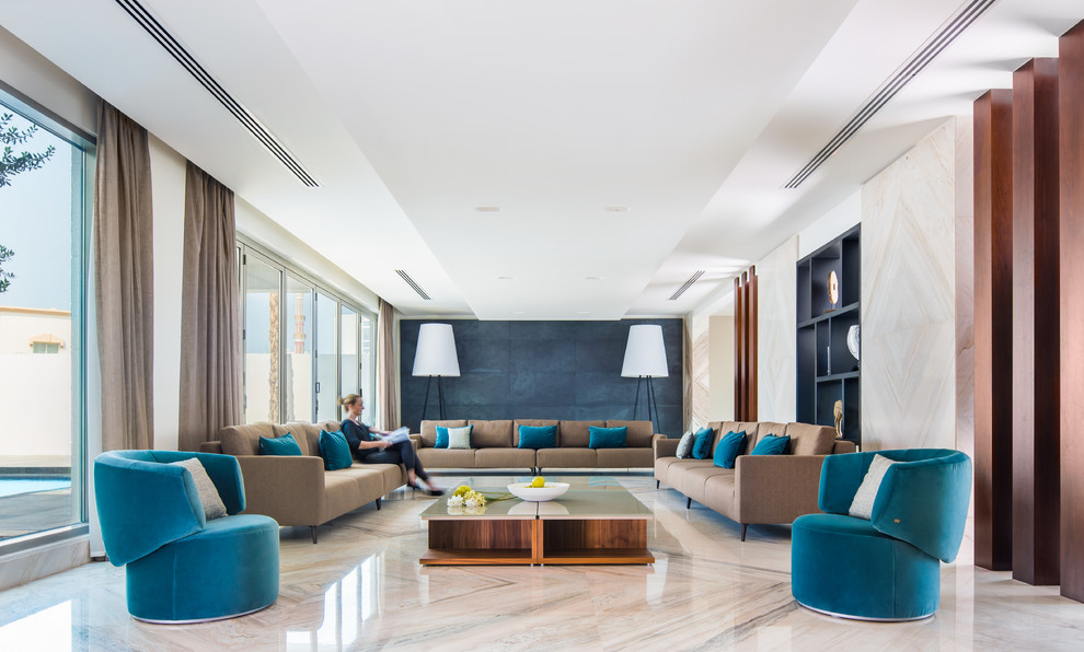 Пример оригинального дизайна: огромная парадная, открытая гостиная комната в стиле модернизм с синими стенами, мраморным полом и серым полом без камина, телевизора