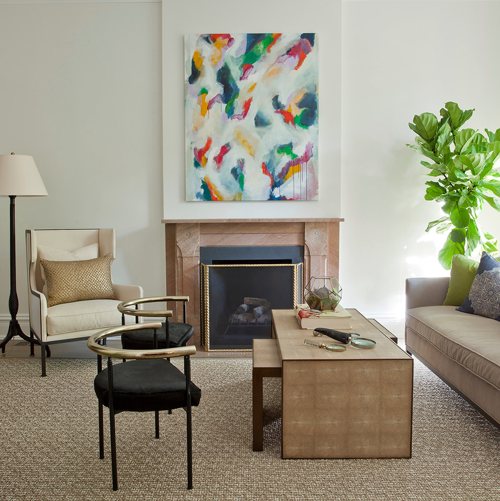 Свежая идея для дизайна: парадная гостиная комната в стиле неоклассика (современная классика) с белыми стенами и стандартным камином - отличное фото интерьера