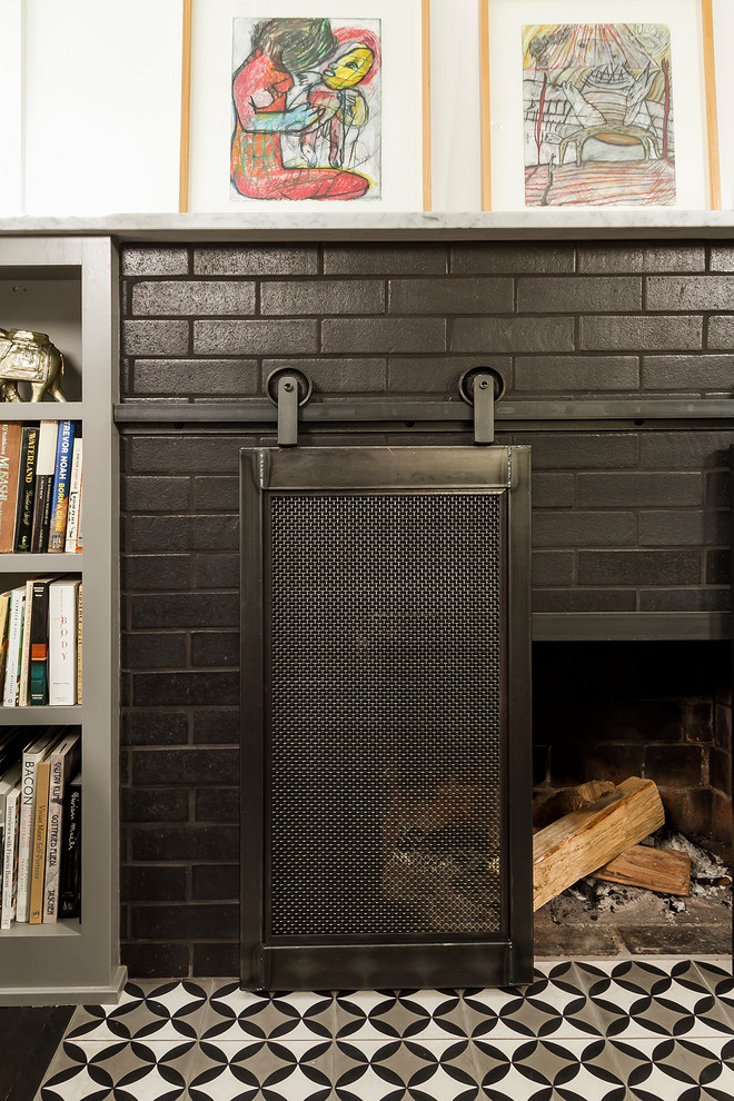 ミネアポリスにある小さなエクレクティックスタイルのおしゃれなリビング (白い壁、濃色無垢フローリング、標準型暖炉、レンガの暖炉まわり、茶色い床) の写真