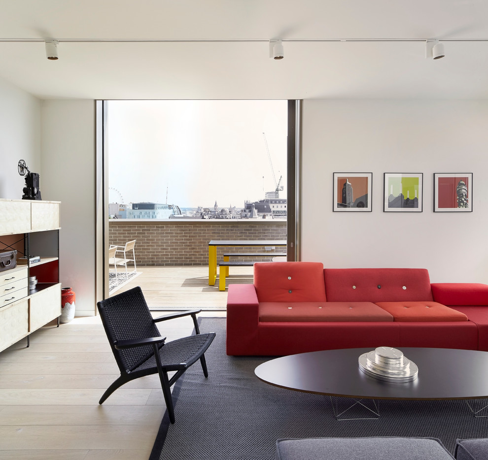 This is an example of a midcentury living room in London.