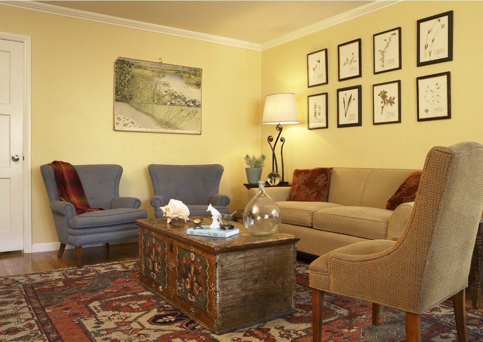 Mittelgroßes, Repräsentatives, Abgetrenntes Klassisches Wohnzimmer mit beiger Wandfarbe, braunem Holzboden, Kamin, Kaminumrandung aus Backstein und TV-Wand in San Francisco