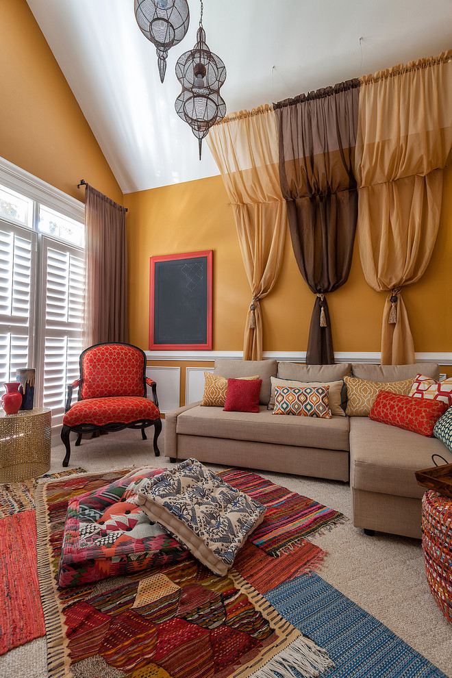 Eklektisk inredning av ett mellanstort separat vardagsrum, med orange väggar, heltäckningsmatta och en fristående TV
