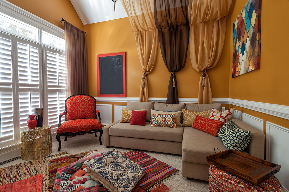 На фото: изолированная гостиная комната среднего размера в стиле фьюжн с оранжевыми стенами, ковровым покрытием и отдельно стоящим телевизором без камина с