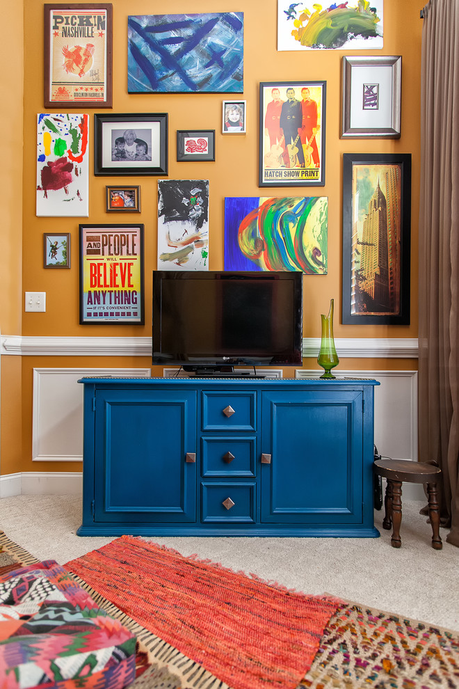 Стильный дизайн: изолированная гостиная комната среднего размера в стиле фьюжн с оранжевыми стенами, ковровым покрытием и отдельно стоящим телевизором без камина - последний тренд